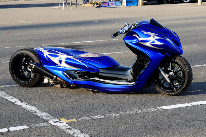 フロントフェイス エンジンスワップのハードスタイルマジェc プロが造るカスタム ビッグスクーターならバイクブロス