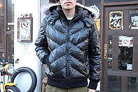 バイク乗りは、乗らない人とのファッションの温度差があります。世間では薄着になる春の季節でも、バイク乗りは走行中に風を受けるため、防寒対策にダウンジャケットも珍しくありません。このダウンジャケットのフードにファー（毛皮）が付いていますが、ファー=冬物ってイメージが強いので、ファーが取り外し可能なら取り外しちゃいましょう。ほんの少しは冬っぽい印象を和らげると思いますよ。
