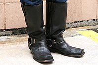 こちらのリングブーツは筒部分が広く、ブーツインするなら女性の細い足には余ってしまっています。ボトムスのシルエットとの相性を考慮していればなお良かったですね～。