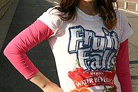 Ｔシャツのサイズ感もバッチリ！ ピンクのＴシャツとのカラーコーデも春の季節感が出てイイ感じ。