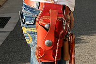 特にハーレー乗りの多くに見られるバイカーウォレット。明るいカラーをチョイスして個性を出しているね。アパレル業界の私が個人的な意見言わせてもらうと、もう誰もがコレ風なの身につけていてオシャレ感が薄いっす（涙）。