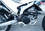 リアマスターステーまでカバーするWR250用カーボンフレーム…