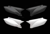 ノーマルマフラーにも対応したWR250用サイドカウル