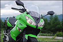 8月1日より発売されるスポーツツアラー、ニンジャ400R。現行の400ccモデルとしては唯一のフルカウルモデルとなる。