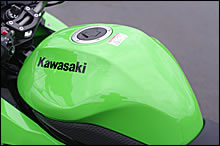 同社のスーパースポーツ「ニンジャZX-10R」をほうふつさせるデュアルヘッドライト。スクリーンは上端部がワイドになっており、防風効果が高い。