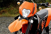 新デザインのフロントマスクは軽量化にもひと役買っている。フロントフェンダーはブレース兼用デザイン。