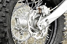 軽量かつ高剛性の削り出しハブや、軽量スポークの採用でバネ下重量を軽減。スポーティーな乗り味をさらに強めている。