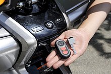 エンジンの始動やシートロックの解除など、鍵穴にキーをさすことなく行えるスマートキーシステムを採用。さらにスマートキーの電池切れや車両のバッテリー上がりの場合でも、シートやフロントトランクのロック解除が出来るよう、メカニカルキーもセットされている。
