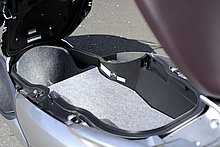 シート下ラゲッジは約60Lあり、フルフェイスヘルメットをふたつ収納できる。また、形状によるが、長尺ものは前後長107cmまで収納が可能。シートの前後が開くデュアルオープンを採用し、荷物の出し入れがしやすくなっている。
