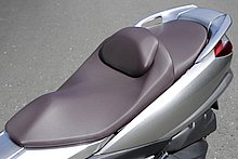 適度な固さを持ったシートは、長時間乗っても疲れにくい。車両全体のスタイルを崩さないようにデザインされたグラブバーは握りやすく、タンデムで走るときはもちろん、センタースタンドを掛けるときのスタンディングハンドルとしても使える。また、足付きも良好で、身長160cmのライダーでも両足の踵が多少浮く程度と、小柄な人も安心な足付きを実現している。