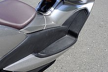 広いステップボードを採用することで、さまざまな体格のライダーでも快適なポジションでライディングを楽しめる。足付きを向上させるため、シートに座った状態で足を下に降ろしたときステップボードが邪魔にならないようなデザインとしている。