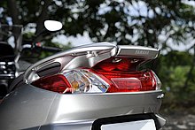 テールランプは電球を使用する。シェイプされたテールランプ＆カウルのデザインは、車体をより低く見せることに貢献している。グラブバーの裏側にはねじ穴があり、オプションのフックボルトを取り付けることでタンデムシート上を積載スペースとして利用することが可能だ。