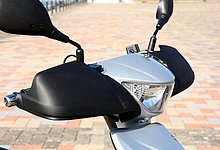 リミテッド専用装備のナックルバイザー。メーカー純正ならではのスキのないフィット感が風をしっかりブロックしてくれる。