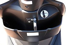 センターにはストッパー付きのかばんホルダー。インナーラックは500mlペットボトルも入るスペースが確保されている。キーシリンダーはシャッター付でシートオープンもこちらでできる。