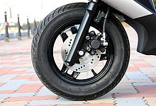 確かな制動力を発揮してくれるブレーキ。強めにかけてもフォークがよじれるような弱さはない。