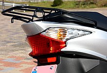 標準装備であるキャリアの剛性は高く、ケース装着も問題ないだろう。ランプ類の視認性も高く、夜間走行でも心強い。