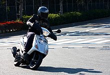 ライディングが上達したかと錯覚するほどのサスペンション性能は大きな魅力。渋滞や細い道が多い場所では、その軽快な走りがさらに活きてくるはずだ。