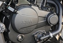 エンジンは水冷4ストローク単気筒SOHC4バルブで総排気量は249.4cc。バランスシャフトを装備し、シングルエンジン特有の振動を低減している。吸気システムには電子制御式インジェクションを採用する。