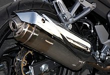 サイレンサー断面はオーバル形状を採用し、大容量とバンク角を確保。静粛性も高い。エキゾーストパイプにはキャタライザーを装備し、環境面にも十分な配慮がされている。