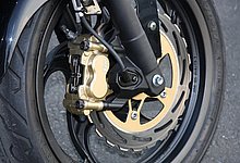 フロントブレーキは、対向４ピストンラジアルマウントキャリパーに大径φ288mmのペータルディスクをシングルで装備。コントロール性は良好だが、初期制動はややマイルド。