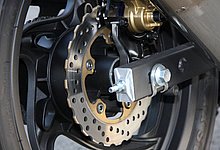 リアブレーキはコンベンショナルなピンスライド１ピストンキャリパーにφ222mmのペータルディスクを組み合わせており、必要十分な制動力を確保している。