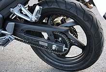 スイングアームは角断面形状を持つスチール製で、リアショックはカンチレバー式を採用。タイヤはマキシス製を装着する。