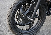 ホイールは５本のスポークをスラントさせ、更に車体左側に湾曲させた個性的なデザインを採用。リムサイズはフロント3.00、リア3.50でラジアルタイヤの装着も可能。