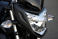 大型の異形ヘッドライトはマルチリフレクタータイプ。光量も十分なので夜間走行に不安は無い。ヘッドライトユニット内、上部の左右にポジションランプも装備している。