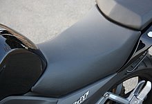 シートはライダー用とパッセンジャー用が分離したセパレートタイプ。ライダー用は十分な座面が確保され、高品質なクッションのおかげで居住性に優れる。