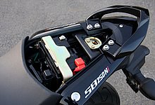 パッセンジャー用シートはイグニッションキーで脱着可能。シート下はバッテリーのスペースとなっているため、荷物はほとんど収納できない。