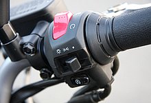 右側ハンドルスイッチにはスターターボタン、キルスイッチ、ヘッドライトスイッチを装備。ヘッドライトスイッチは消灯可能で、ポジションランプのみの点灯もできる。