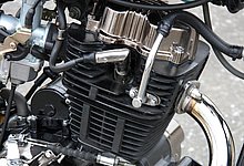 空冷4ストロークOHVエンジンの総排気量は229cc、最高出力約14馬力を7,000回転で発生させる。２次エア導入システムを採用し、ユーロ３に適合するクリーンな排気性能を誇る。