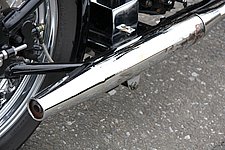 マフラーはシガーバータイプ。十分な容量を確保し、消音性能は高い。横方向への張り出しが大きいため、体格によっては右足と干渉する場合もある。