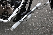 ステップ位置はフォワードコントロール。ステップバーは貫通式で、ハイウェイペグ的な形状が持たされている。