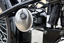 シート下のボックスにイグニッションキーのシリンダーが設けられる。ボックス内には電装系パーツを内蔵している。