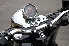 メーターはスピードメーターのみのシンプルなもので、文字盤は「km/h」と「mph」の両方を表示。走行距離計はオドメーターのみでトリップメーターは装備されない。インジケーターは、ウインカー、ニュートラルランプ、ヘッドライトの「Hi/Lo」の３つ。