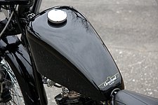 燃料タンクはスタイリッシュなピーナッツタンクタイプで容量は８リットル。実燃費で30km/Lを余裕で超えるため、航続距離は250km以上を確保している。タンクキャップは捻込み式で、キーロックは装備しない。