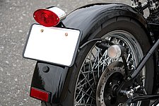 リアフェンダーは薄く、左右にカット加工を施したカスタムフェンダー的形状が持たされる。テールランプはキャッツアイタイプ、ウインカーレンズはホワイトを採用。