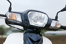 35/35Wの大型ヘッドライト。ウインカーも大型で、点滅時には消し忘れ防止のカチカチ音が鳴る。