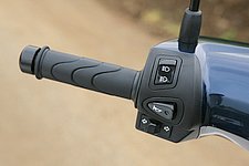 ハンドル左側の操作ボタン。ウインカースイッチがホーンボタンの下にあるので、慣れるまで時間が必要だった。