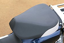 ただ柔らかいだけではなく、ウレタンにコシがあるシート。適度なホールド感がある。