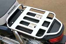 長辺331mm×短辺299mmのリアキャリア。左右に２つずつ、合計４つの荷かけフックがある。