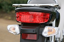被視認性に優れた大型のテールランプ。丸みを帯びて、ボディと一体感のあるデザインだ。