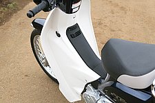 下半身を風雨から守ってくれるレッグシールド。左側には最大積載量１kgの荷かけフックがある。