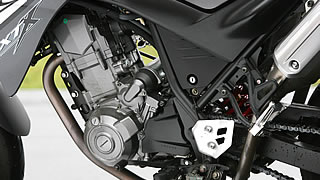 エンジンはボア×ストローク100×84mmのビッグシングル。シンプルなSOHC単気筒なので外観からも軽量さがうかがえ、非常に省スペースなのも分かる。FIなので朝夕の冷間時でもボタンひと押しでエンジンに火が入る。