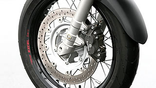 フロントサスペンションは43mm径インナーチューブの正立タイプ。225mmという余裕のあるストローク量を確保している。フロントブレーキキャリパーはブレンボ製対向４ポット、ブレーキディスクは320mm径の大径フローティングマウントを採用している。