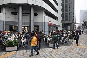 朝方は小雨が降る天候だったが、青山のホンダウェルカムプラザ前のオープンスペースにカブ294台とオーナーが集合