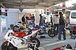 サーキットの朝は早い。レース当日は、早朝からエントラントが集まっていました。皆さん、とても楽しそうな表情を浮かべています。