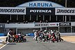 スタートは耐久レースのお約束、伝統のル・マン式で行われます。シグナルとともにライダーは全速力でマシンに駆け寄り、スタートしていきます。