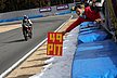 手作りのサインボードでライダーにピットインを指示するクルー。耐久レースはチームスポーツ、ライダーでなくてもクルーとして参加するのも楽しいものです。